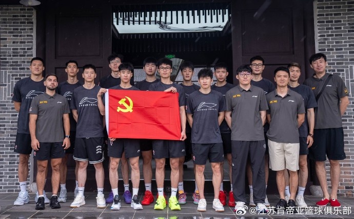 江苏肯帝亚男篮教练员、队员走博物馆开启研学教育活动