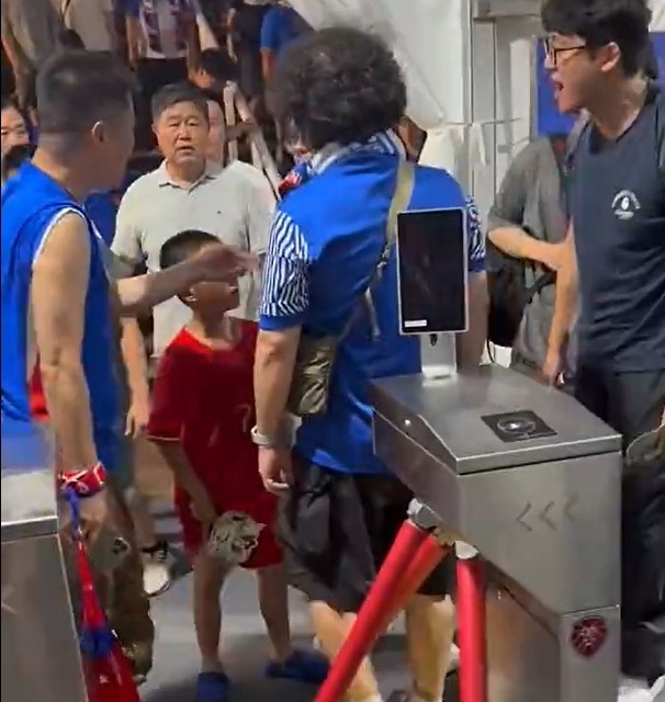 《半月谈》评穿武磊球衣小孩遭围攻：孩子不该成球迷文化牺牲品