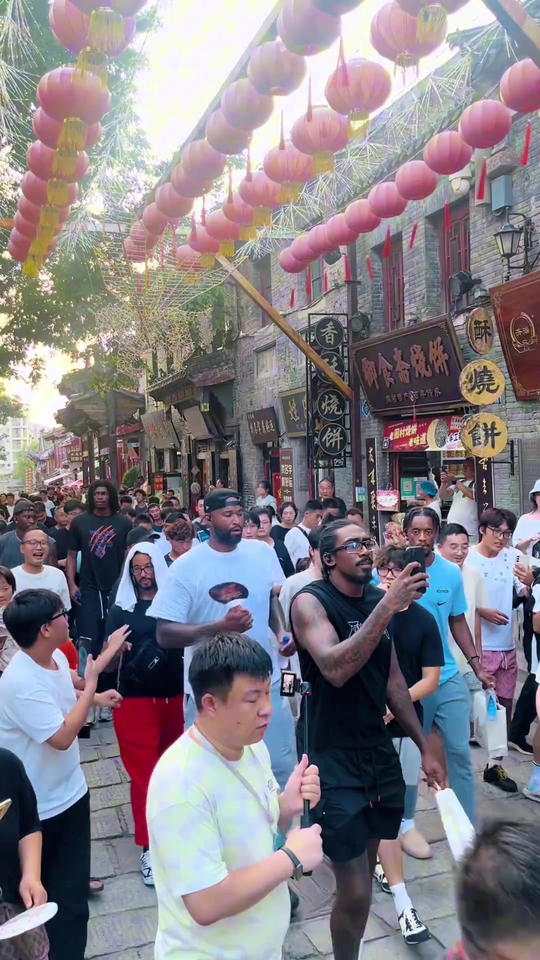 考辛斯现身淄博当地古街！一路闲逛 百余名球迷簇拥跟随！