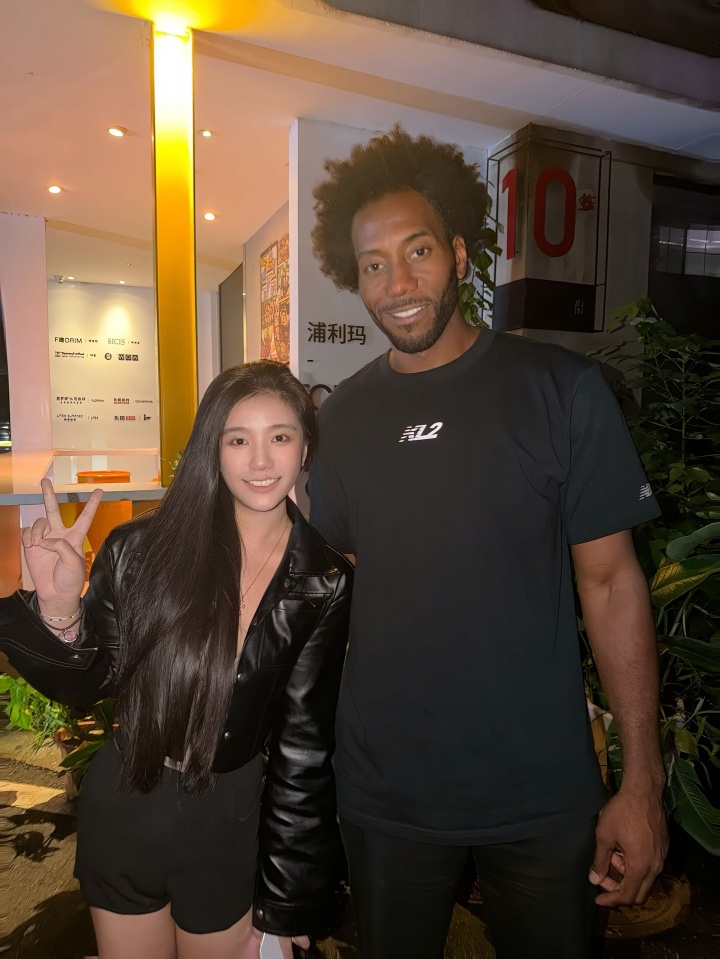爱笑的卡子哥！女网红晒与小卡中国行合照 还拿到了To签